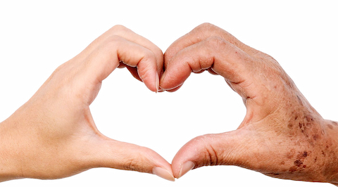 Imagen de un adulto mayor agradeciendo su membresía Vidalty de regalo